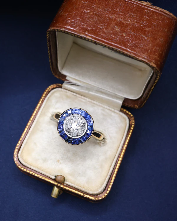 Downstairs at Grays: An 18ct Yellow Gold (tested), Platinum, Diamond & Sapphire Target Ring Circa 1925 - image 1