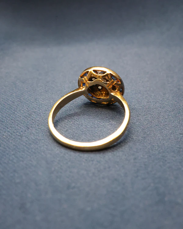 Downstairs at Grays: An 18ct Yellow Gold (tested), Platinum, Diamond & Sapphire Target Ring Circa 1925 - image 4