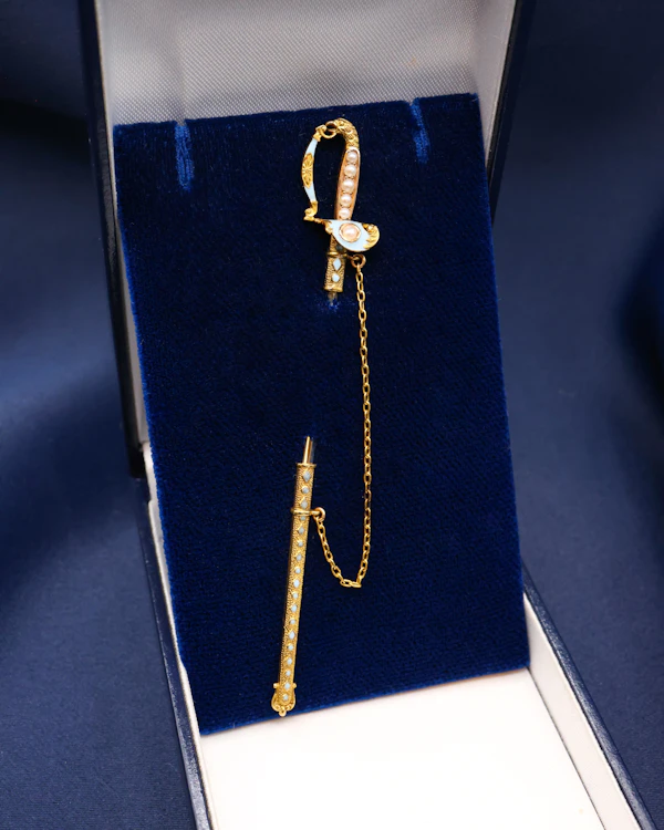 Downstairs at Grays: A very finely worked High Carat Yellow Gold Turquoise, Enamel & Pearl Sword Pin, with Eagles Head. Circa 1890 - image 3