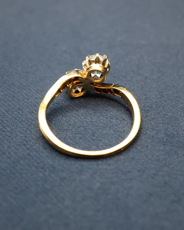 Downstairs at Grays: A very fine "Moi et Toi" Two Stone Diamond Twist Ring. in 18ct Yellow Gold and Platinum. French Marks. Circa 1910-1920 - image 4