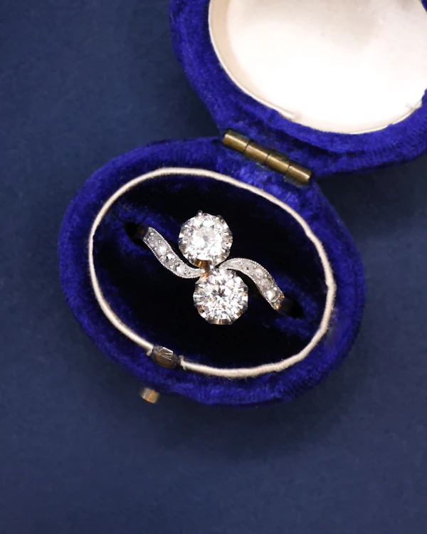 Downstairs at Grays: A very fine "Moi et Toi" Two Stone Diamond Twist Ring. in 18ct Yellow Gold and Platinum. French Marks. Circa 1910-1920 - image 1