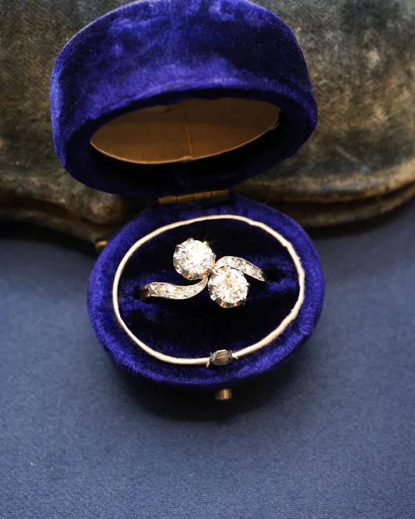 Downstairs at Grays: A very fine "Moi et Toi" Two Stone Diamond Twist Ring. in 18ct Yellow Gold and Platinum. French Marks. Circa 1910-1920 - image 3