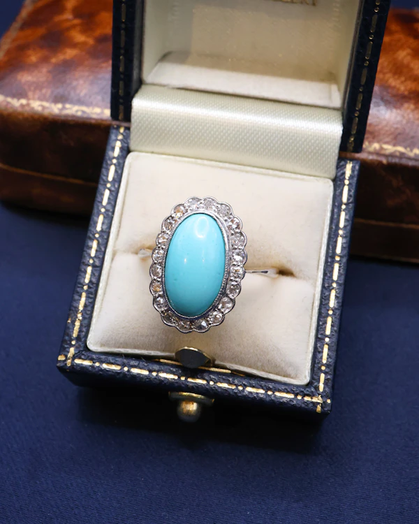 Downstairs at Grays: A very fine 18 ct. Yellow & White Gold Turquoise and Diamond Cluster Dress Ring. Circa 1950. - image 1
