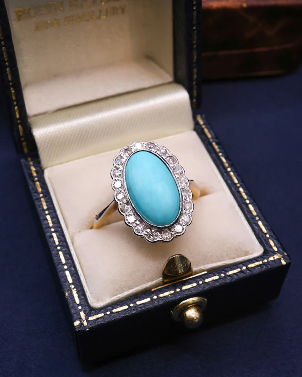 Downstairs at Grays: A very fine 18 ct. Yellow & White Gold Turquoise and Diamond Cluster Dress Ring. Circa 1950. - image 2