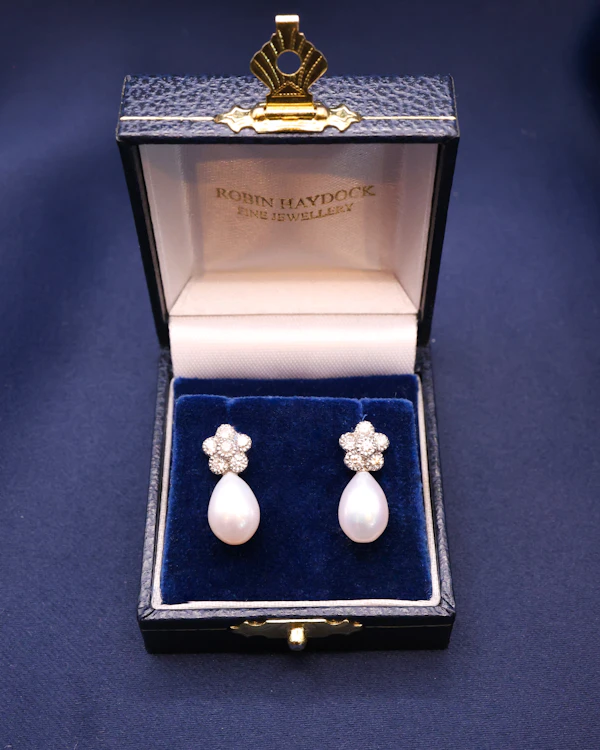 Downstairs at Grays: 18ct White Gold Floral Pearl and Diamond Small Drop Earrings Pre-owned - image 3