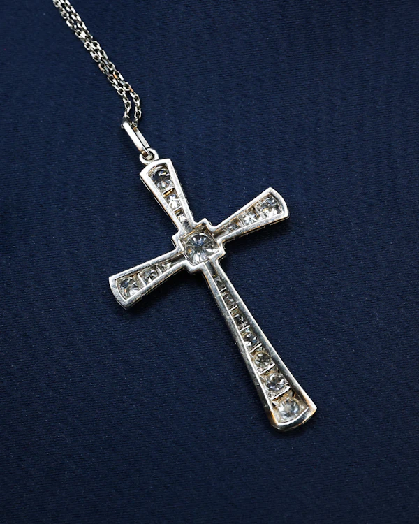 Downstairs at Grays: A very fine 18ct White Gold (Tested), 1,20 Carat (approximately), Diamond Cross, with an articulated bail and later 18ct White Gold Chain. - image 3