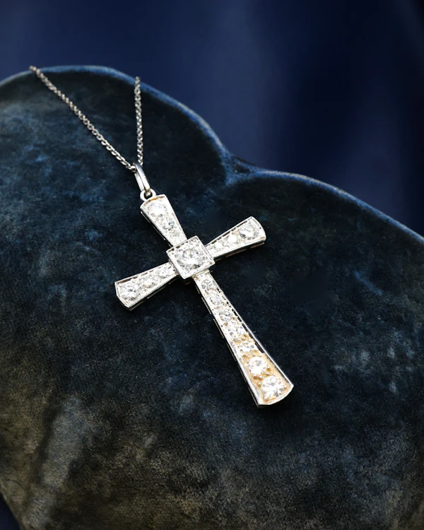 Downstairs at Grays: A very fine 18ct White Gold (Tested), 1,20 Carat (approximately), Diamond Cross, with an articulated bail and later 18ct White Gold Chain. - image 1