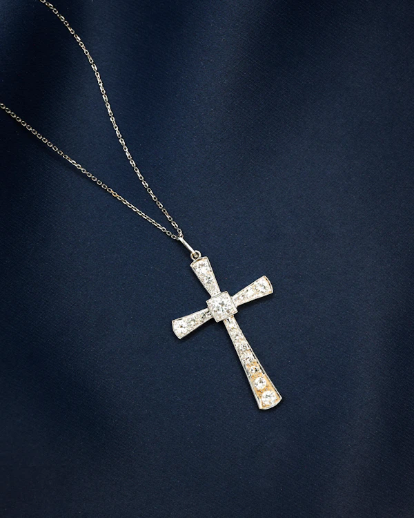 Downstairs at Grays: A very fine 18ct White Gold (Tested), 1,20 Carat (approximately), Diamond Cross, with an articulated bail and later 18ct White Gold Chain. - image 2