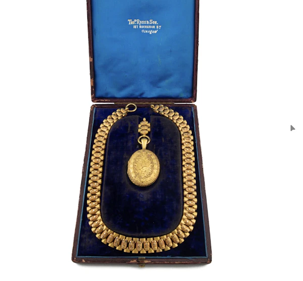 15ct Boxed Locket with Book Chain - image 2