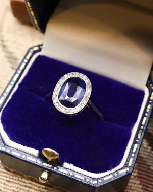 Downstairs at Grays: 18ct Yellow Gold & Platinum 3.5ct Natural Sapphire & Diamond Cluster Ring Circa 1910/1920