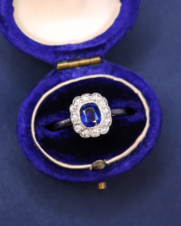 Downstairs at Grays: A very fine Platinum (tested), Sapphire & Diamond, Cushion Shaped Cluster Ring Circa 1920-1930 - image 1