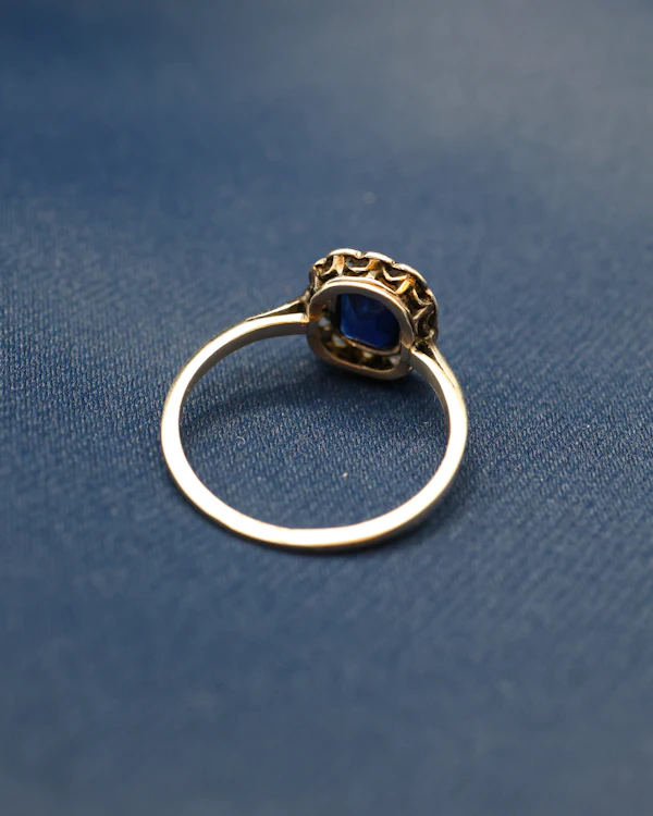 Downstairs at Grays: A very fine Platinum (tested), Sapphire & Diamond, Cushion Shaped Cluster Ring Circa 1920-1930 - image 2