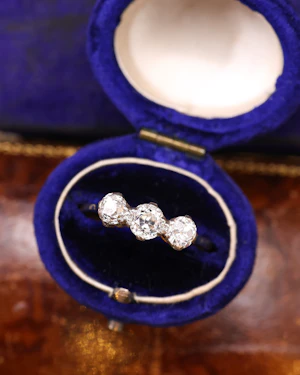 Downstairs at Grays: A fine 18ct Yellow Gold (marked) Platinum tipped "Claw set", "Old Round Cut" three stone diamond ring.