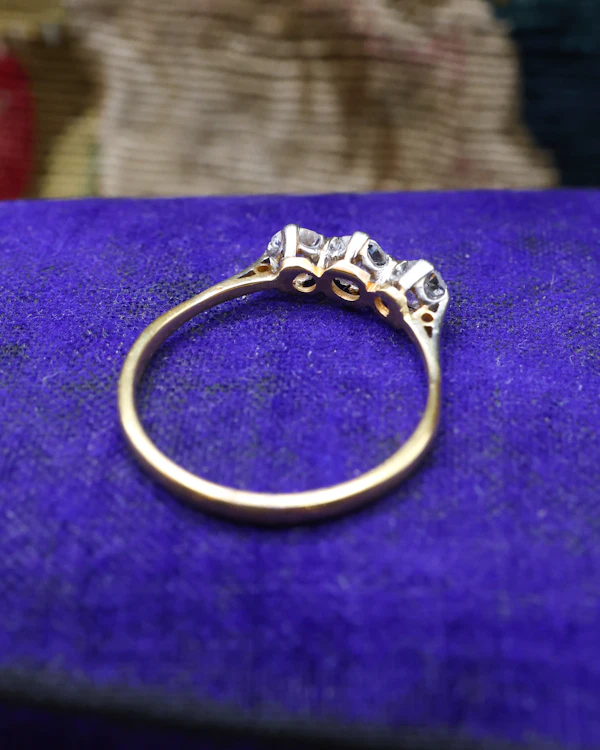 Downstairs at Grays: A fine 18ct Yellow Gold (marked) Platinum tipped "Claw set", "Old Round Cut" three stone diamond ring. - image 3