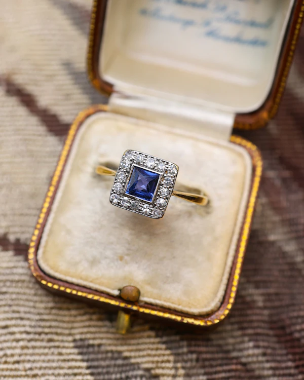 Downstairs at Grays: A very fine 18ct Yellow Gold & Platinum (tested), Square Cut Sapphire & Diamond Cluster Ring. Circa 1930 - image 3