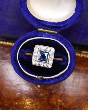 Downstairs at Grays: A very fine 18ct Yellow Gold & Platinum (tested), Square Cut Sapphire & Diamond Cluster Ring. Circa 1930