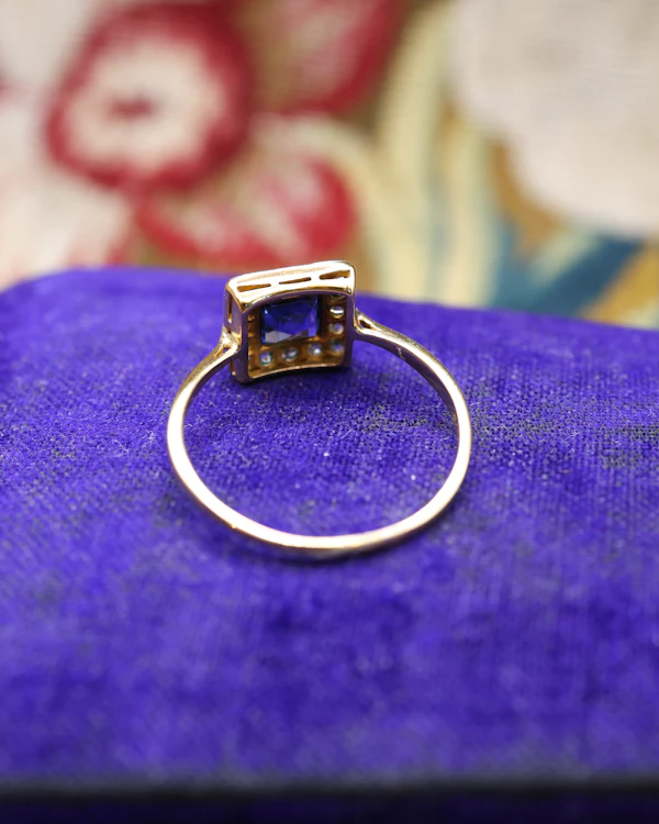 Downstairs at Grays: A very fine 18ct Yellow Gold & Platinum (tested), Square Cut Sapphire & Diamond Cluster Ring. Circa 1930 - image 2