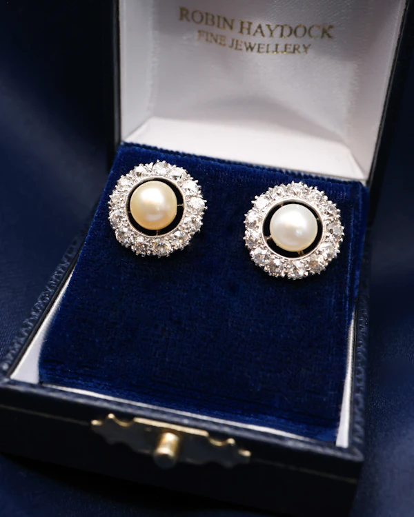Downstairs at Grays: A fine pair of Natural Pearl and Old European Cut Diamond Cluster Earrings in Platinum & 18ct Gold (tested), Mounts. Circa 1930. - image 3