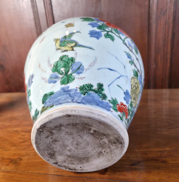 A Chinese Wucai Baluster Vase and Cover, Shunzhi, C. 1644-1661 - image 3