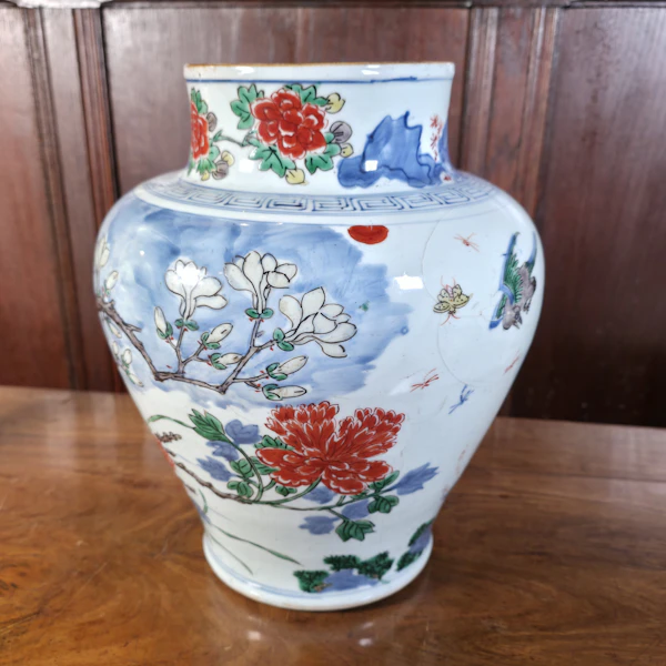 A Chinese Wucai Baluster Vase and Cover, Shunzhi, C. 1644-1661 - image 2