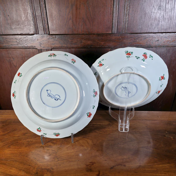 Pair of Chinese famille-verte chargers, Kangxi (1668-1722), - image 2