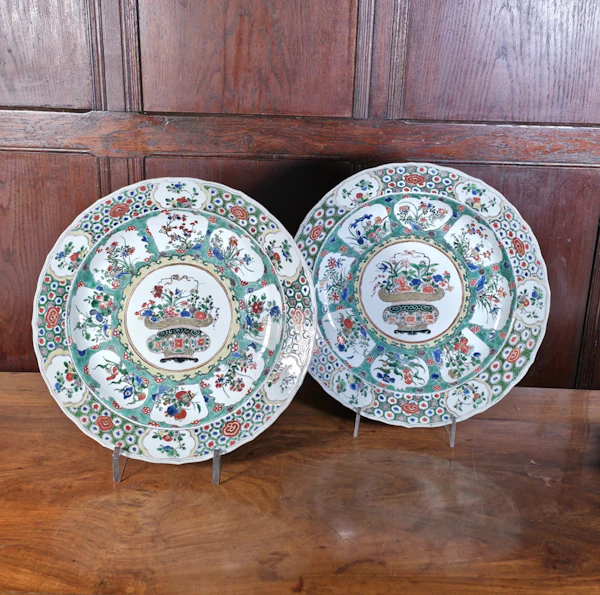 Pair of Chinese famille-verte chargers, Kangxi (1668-1722), - image 3