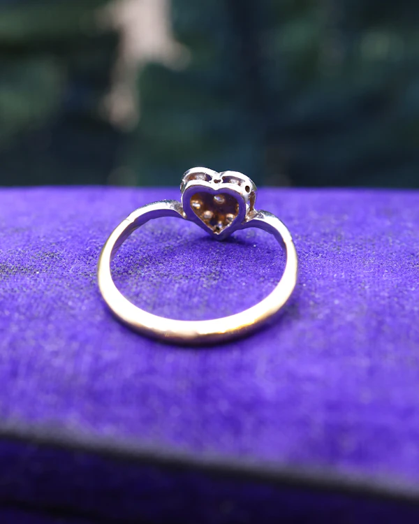 Downstairs at Grays: Diamond Heart Shaped 18 Carat Gold & Platinum Ring - image 3
