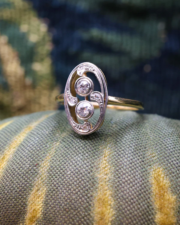 Downstairs at Grays: A very unusual 18ct Yellow Gold & Platinum (tested) Double Diamond Oval Art Nouveau Ring Circa 1905 - image 2