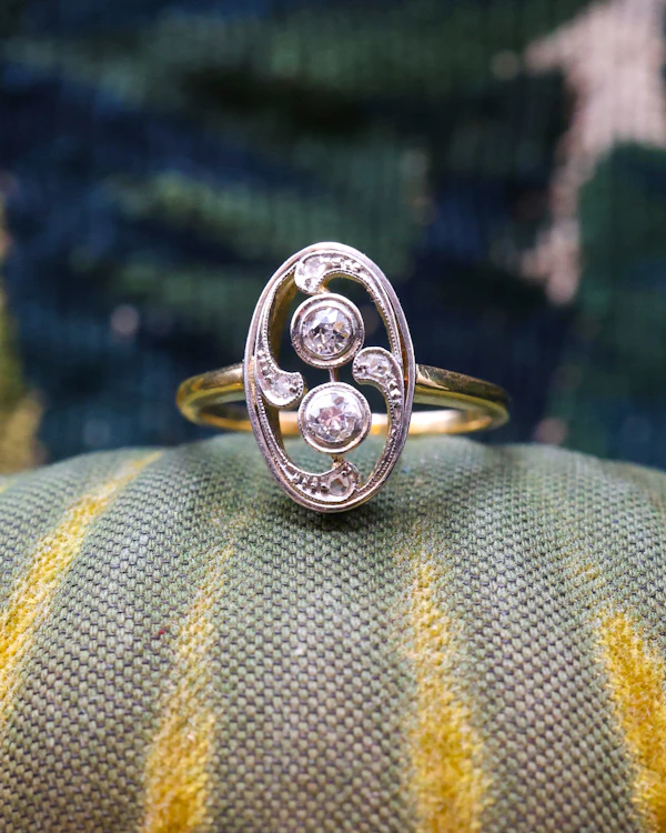 Downstairs at Grays: A very unusual 18ct Yellow Gold & Platinum (tested) Double Diamond Oval Art Nouveau Ring Circa 1905 - image 1