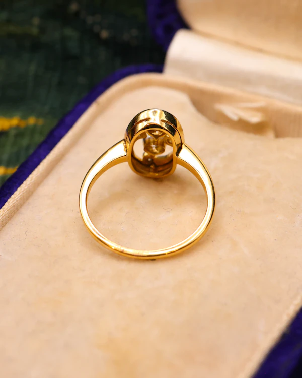Downstairs at Grays: A very unusual 18ct Yellow Gold & Platinum (tested) Double Diamond Oval Art Nouveau Ring Circa 1905 - image 3
