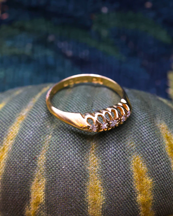 Downstairs at Grays: A very fine 18 Carat Yellow Gold (stamped), Five Stone Graduated, Old Cut Diamond Ring. English, Circa. 1920. - image 2