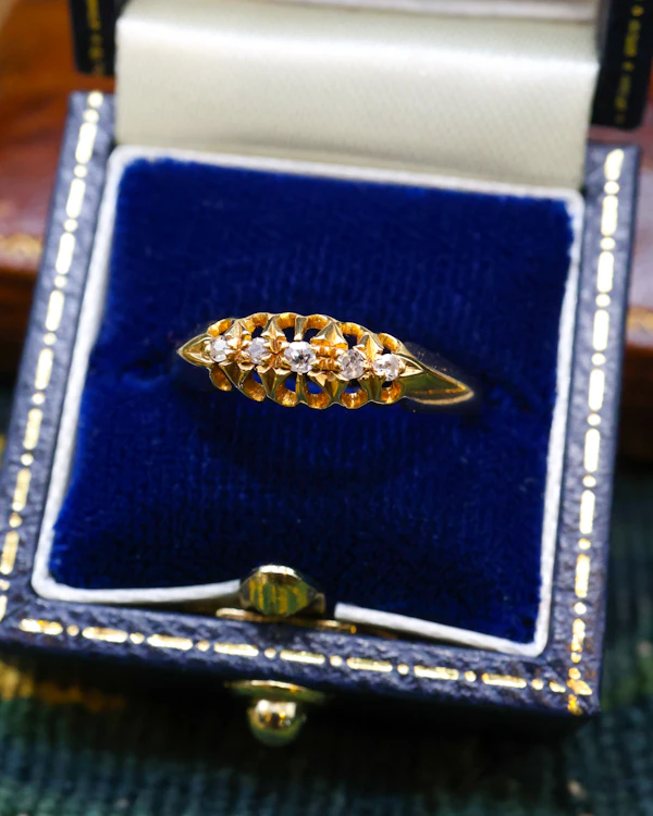 Downstairs at Grays: A very fine 18 Carat Yellow Gold (stamped), Five Stone Graduated, Old Cut Diamond Ring. English, Circa. 1920. - image 1