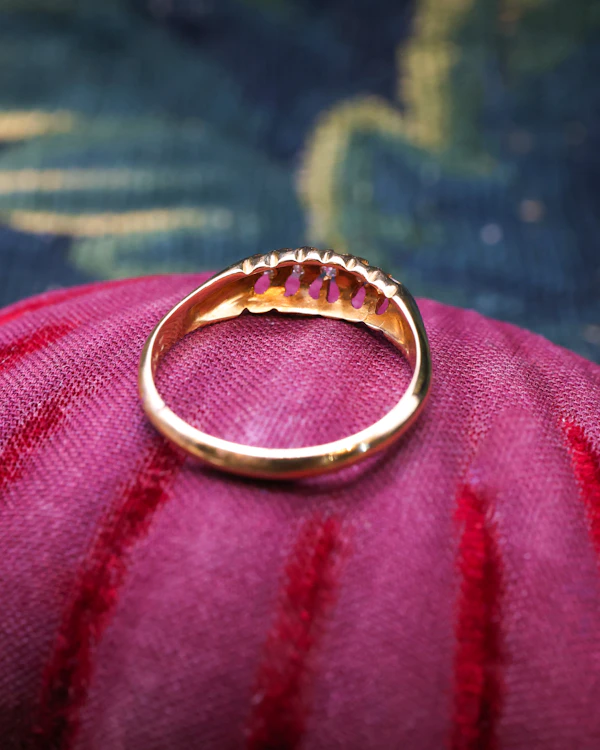 Downstairs at Grays: A very fine 18 Carat Yellow Gold (stamped), Five Stone Graduated, Old Cut Diamond Ring. English, Circa. 1920. - image 3