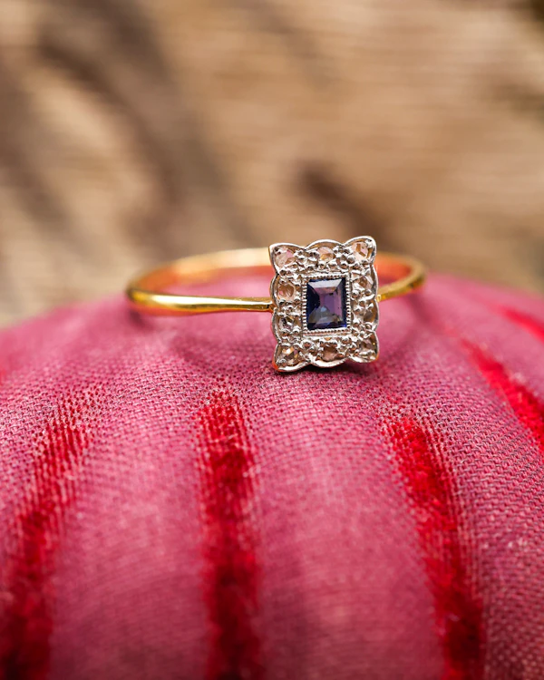 Downstairs at Grays: 18ct Yellow Gold & Platinum Oblong Sapphire & Diamond Cluster Ring Circa 1920 - image 2