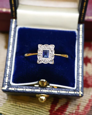 Downstairs at Grays: 18ct Yellow Gold & Platinum Oblong Sapphire & Diamond Cluster Ring Circa 1920