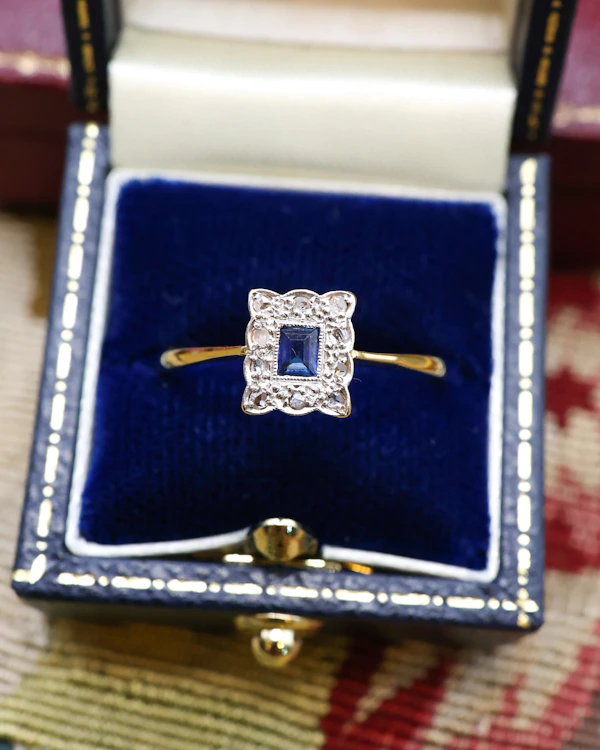 Downstairs at Grays: 18ct Yellow Gold & Platinum Oblong Sapphire & Diamond Cluster Ring Circa 1920 - image 1