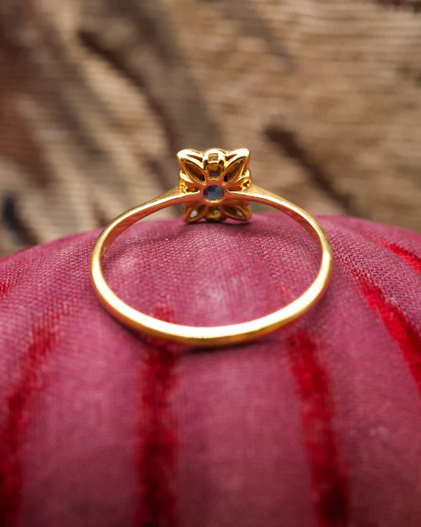 Downstairs at Grays: 18ct Yellow Gold & Platinum Oblong Sapphire & Diamond Cluster Ring Circa 1920 - image 3