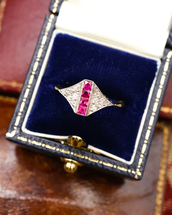 Downstairs at Grays: A fine 18ct (stamped), Yellow Gold "Art Deco Style" Calibre Cut Ruby (4) Ruby & Diamond Ring. Pre-owned. - image 1