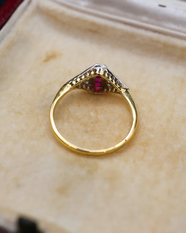 Downstairs at Grays: A fine 18ct (stamped), Yellow Gold "Art Deco Style" Calibre Cut Ruby (4) Ruby & Diamond Ring. Pre-owned. - image 3