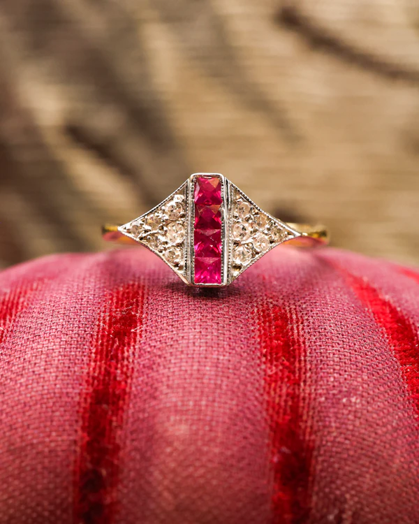 Downstairs at Grays: A fine 18ct (stamped), Yellow Gold "Art Deco Style" Calibre Cut Ruby (4) Ruby & Diamond Ring. Pre-owned. - image 2