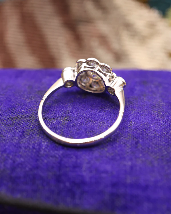 Downstairs at Grays: 18ct White Gold 1.45 ct (French Control marks), Diamond Daisy Cluster Ring Circa 1930 - image 3
