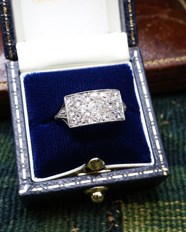 Downstairs at Grays: An Art Deco French Diamond Ring set in Platinum and 18ct White Gold, French, Circa 1930 - image 3