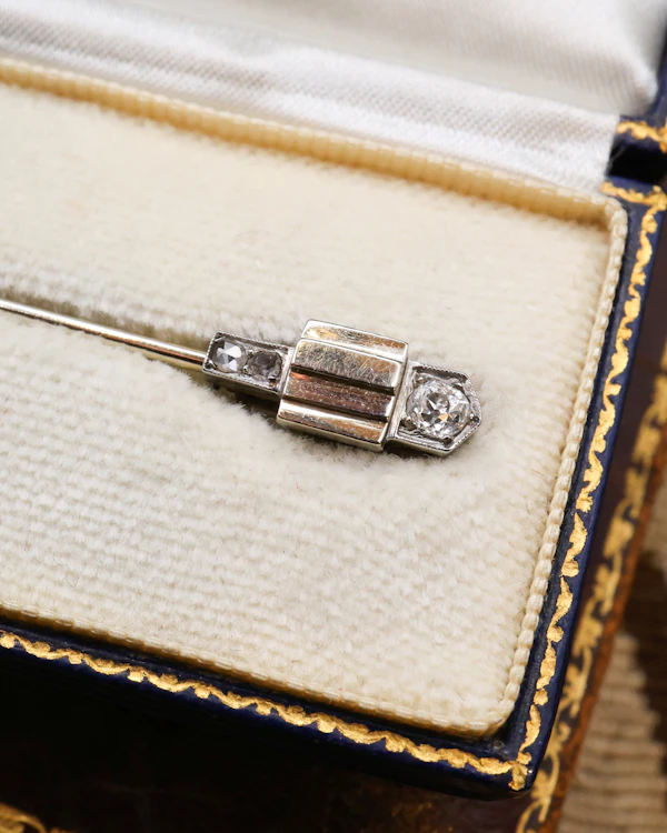Downstairs at Grays: A very fine Platinum & 18ct Gold  (French marks) Diamond & Pear Shaped Black Opal Jabot Pin Circa 1920 - image 4