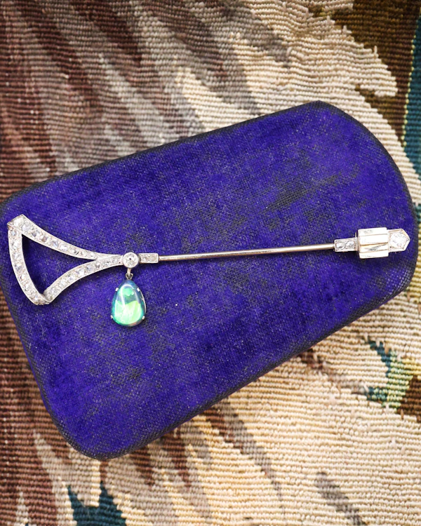 Downstairs at Grays: A very fine Platinum & 18ct Gold  (French marks) Diamond & Pear Shaped Black Opal Jabot Pin Circa 1920 - image 3