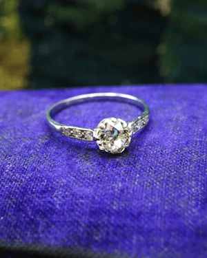 Downstairs at Grays: Diamond Solitaire Platinum ring,  Circa 1930 - 1940