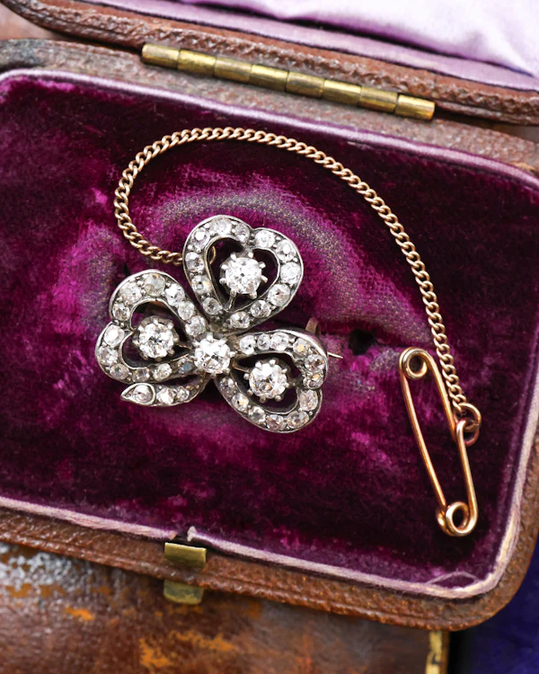 Downstairs at Grays: A very fine Victorian Diamond Trefoil brooch. Circa 1890 - image 2