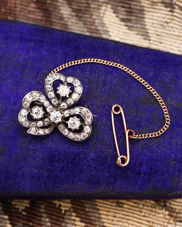 Downstairs at Grays: A very fine Victorian Diamond Trefoil brooch. Circa 1890 - image 1