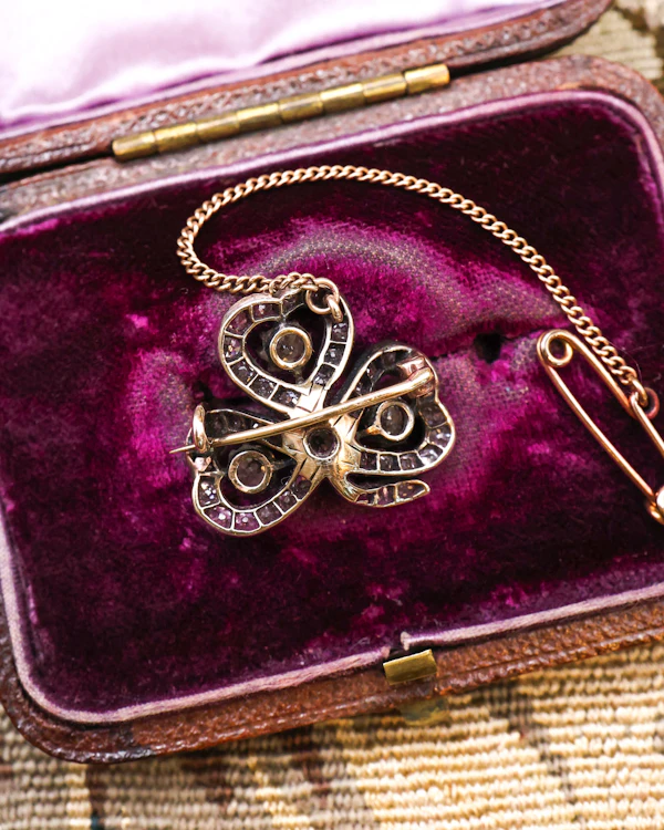 Downstairs at Grays: A very fine Victorian Diamond Trefoil brooch. Circa 1890 - image 3