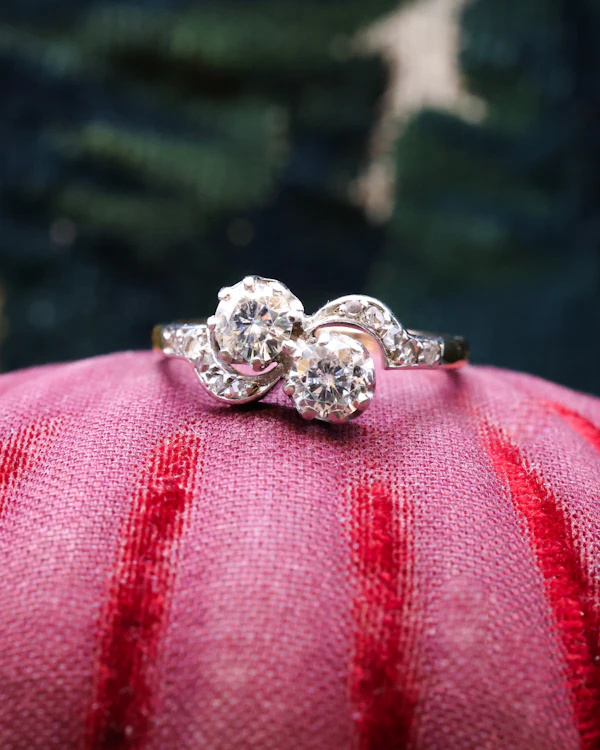 Downstairs at Grays: A very fine two stone Diamond Crossover Twist Ring in 18ct Yellow Gold & Platinum. Circa 1930 - image 2