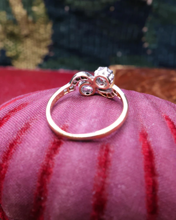 Downstairs at Grays: A very fine two stone Diamond Crossover Twist Ring in 18ct Yellow Gold & Platinum. Circa 1930 - image 3